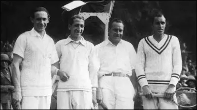 Borotra, Brugnon, Cochet sont trois des Mousquetaires du tennis.Comment s'appelait le quatri&egrave;me ?