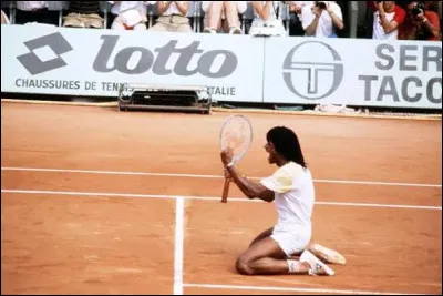 Le 5 juin 1983, quel tennisman charismatique "tombe &agrave; genou" sur le court central de Roland-Garros en battant Mats Wilander et remporte le tournoi ?