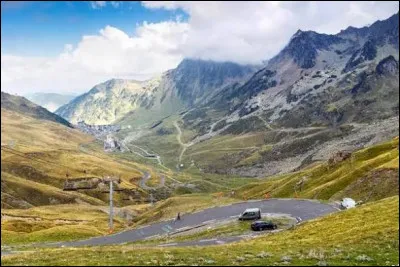 L'ascension de ce col pyr&eacute;n&eacute;en (situ&eacute; &agrave; plus de 2000 m&egrave;tres d'altitude) appartient &agrave; la l&eacute;gende du Tour de France.Quel est ce col ?