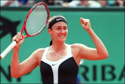 Quelle grande joueuse de tennis remporte Roland-Garros en 2000 ?