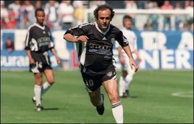 O&ugrave; Michel Platini commen&ccedil;a-t-il sa carri&egrave;re professionnelle de footballeur ?