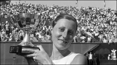 Fran&ccedil;oise D&uuml;rr a pr&eacute;c&eacute;d&eacute; Mary Pierce sur les tablettes de Roland Garros.