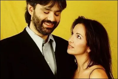 Quel est ce duo sur sc&egrave;ne qui interpr&egrave;te leur c&eacute;l&egrave;bre chanson "Je vis pour elle" ?