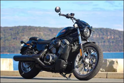 Quel constructeur de motos est historiquement surnomm&eacute; &laquo;&nbsp;The King&nbsp;&raquo; sur les circuits am&eacute;ricains et est mondialement connu pour ses mod&egrave;les custom ?