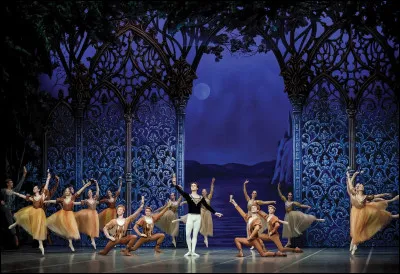 Dans quel c&eacute;l&egrave;bre ballet classique de Tcha&iuml;kovski les danseuses &eacute;toiles effectuent-elles la c&eacute;l&egrave;bre danse des petits cygnes ?