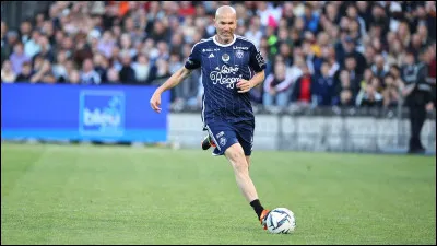 Lors de quelle ann&eacute;e Zin&eacute;dine Zidane a-t-il disput&eacute; son tout dernier match professionnel, m&eacute;morable pour son carton rouge en finale de Coupe du monde ?