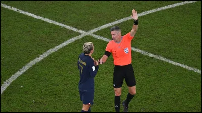 Un joueur attaquant se trouve dans sa propre moiti&eacute; de terrain au moment o&ugrave; son co&eacute;quipier lui fait une passe vers l'avant. Est-il en position de hors-jeu ?
