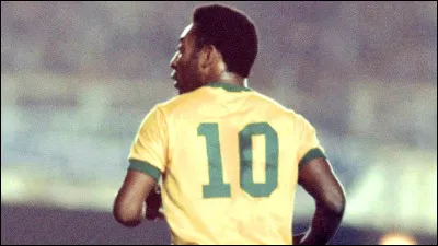 Pel&eacute; est consid&eacute;r&eacute; comme le plus grand joueur de tous les temps. Combien de Coupes du Monde a-t-il remport&eacute;es avec l'&eacute;quipe du Br&eacute;sil au cours de sa carri&egrave;re ?