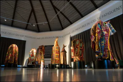 Le Ch&acirc;teau Mus&eacute;e Vodou abrite la plus grande collection priv&eacute;e au monde d&rsquo;objets rituels vodou d&rsquo;Afrique de l&rsquo;Ouest. Ce qui rend ce mus&eacute;e particuli&egrave;rement insolite, c&rsquo;est aussi sa localisation : dans quelle ville est-il install&eacute; ?