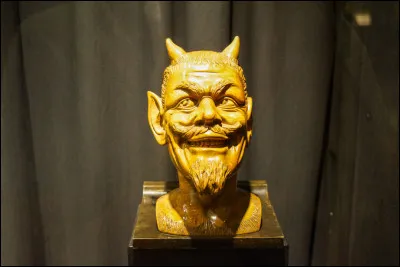 &Agrave; quelle figure mythologique, religieuse ou folklorique est consacr&eacute; ce mus&eacute;e insolite de Kaunas, en Lituanie ?