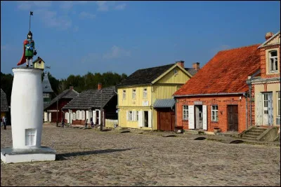 Et si un mus&eacute;e reconstituait une ville enti&egrave;re ? Pr&egrave;s de Kaunas, ce mus&eacute;e de plein air de 195 hectares recr&eacute;e la vie rurale traditionnelle et l&rsquo;architecture des villages des XVIIIᵉ, XIXᵉ et d&eacute;but du XXᵉ si&egrave;cles. Dans quel pays se situe-t-il ?