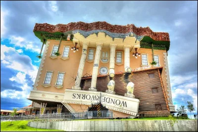 Quel est le concept original des mus&eacute;es de la cha&icirc;ne am&eacute;ricaine WonderWorks, c&eacute;l&egrave;bres pour leurs b&acirc;timents construits enti&egrave;rement &agrave; l&rsquo;envers ?