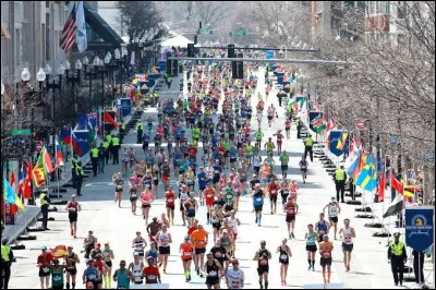 Quelle course est consid&eacute;r&eacute;e comme le plus ancien marathon annuel encore organis&eacute; ?