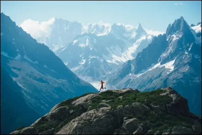 Quel terme d&eacute;signe une course p&eacute;destre d&eacute;passant largement la distance traditionnelle du marathon de 42,195 km ?