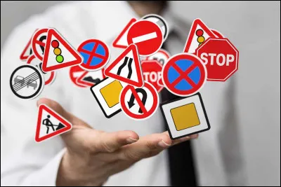 Au code de la route, que signifie un panneau circulaire blanc bord&eacute; de rouge avec le chiffre 200 ?