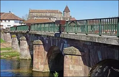 Nous faisons une halte sur ce pont, au-dessus de l'Ognon, &agrave; M&eacute;lisey. Village de l'arrondissement de Lure (dont le maire est le p&egrave;re du cycliste Thibault Pinot), au pied des Vosges sa&ocirc;noises, il se situe dans le d&eacute;partement ...