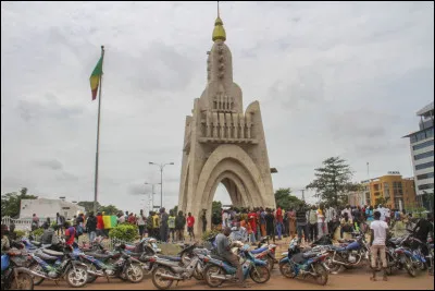 D'apr&egrave;s une chanson d'Amadou et Mariam, quels &eacute;v&egrave;nements ont lieu les dimanches &agrave; Bamako ?