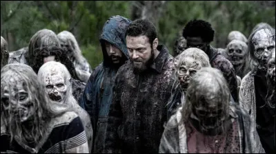 Dans quelle s&eacute;rie t&eacute;l&eacute;vis&eacute;e des ann&eacute;es 2010 voit-on une population transform&eacute; en zombies apr&egrave;s une apocalypse ?