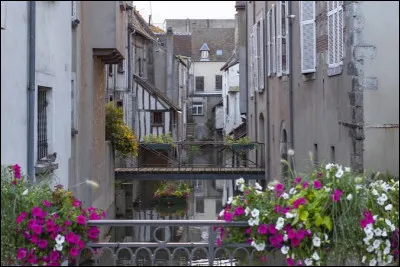 Quelle ville se situe dans le Loiret ?