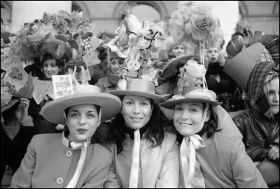 Quelles sont les couleurs des chapeaux port&eacute;s par les filles qui coiffent Sainte Catherine ?