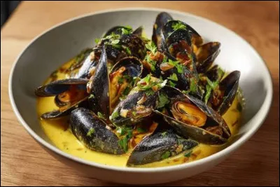 En Charente, on cuisine les moules avec du vin blanc, de la cr&egrave;me et un peu de curry ou safran.Comment appelle-t-on cette pr&eacute;paration ?