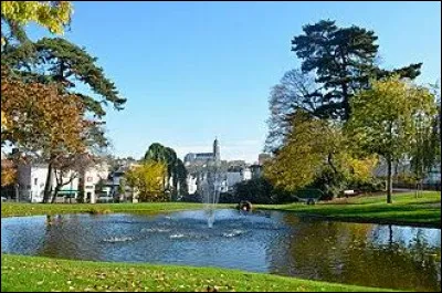 Quelle ville du Maine-et-Loire est la cit&eacute; des "petits mouchoirs" ?