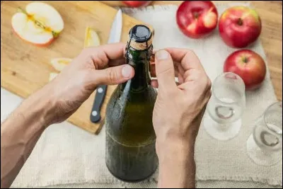 Quel boisson alcoolis&eacute;e (doux ou brut) accompagne les cr&ecirc;pes en Bretagne et en Normandie ?