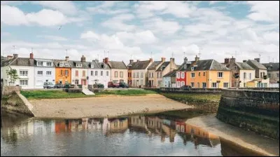 Quelle ville du Calvados est c&eacute;l&egrave;bre pour ses caramels et son beurre ?