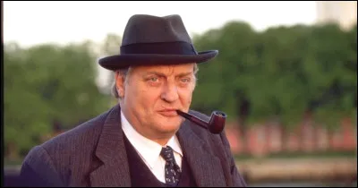 Quel c&eacute;l&egrave;bre commissaire, fumeur de pipe inv&eacute;t&eacute;r&eacute;, cr&eacute;&eacute; par Georges Simenon m&egrave;ne ses enqu&ecirc;tes avec calme et perspicacit&eacute; ?