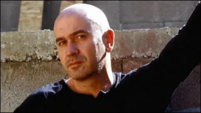 Qui est ce chanteur, auteur-compositeur et interp&egrave;tre du titre '' Sac &agrave; puces'' ?