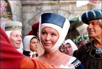 Quelle s&eacute;rie TV se situant au XIIe si&egrave;cle accorde une place &eacute;m&eacute;rite &agrave; l'actrice ?