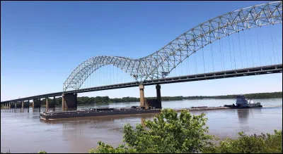 Le Mississippi est un fleuve majeur d'Am&eacute;rique du Nord qui traverse les &Eacute;tats-Unis du nord au sud. Quel est le nom de son principal affluent ?