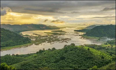 Le M&eacute;kong est l'un des plus grands et des plus importants fleuves du monde, mesurant environ 4500 kilom&egrave;tres de long. Lequel de ces pays ne traverse-t-il pas ?