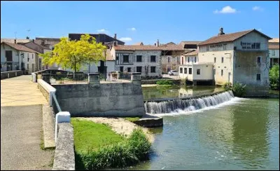 Notre promenade du jour d&eacute;marre le long du Dropt, &agrave; Allemans-du-Dropt. Village de l'arrondissement de Marmande, en Guyenne, il se situe dans le d&eacute;partement ...