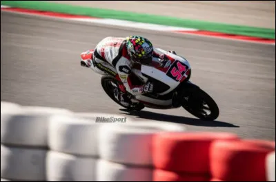 Combien de cylindres poss&egrave;de normalement une Moto3 ?