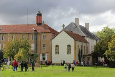 Nous sommes pr&egrave;s de l'abbaye du Sacr&eacute;-C&oelig;ur, &agrave; Oriocourt. Petit village de 55 habitants, dans l'arrondissement de Sarreboueg-Ch&acirc;teau-Salins, il se situe dans le d&eacute;partement ...