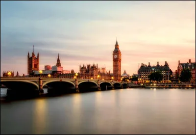 Par quel fleuve la ville de Londres est-elle travers&eacute;e ?