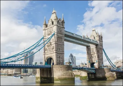 Quel type de pont embl&eacute;matique est le Tower Bridge, situ&eacute; juste &agrave; c&ocirc;t&eacute; de la Tour de Londres ?