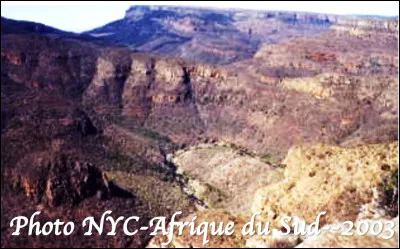 Quel est le nom de ce troisi&egrave;me plus grand canyon du monde situ&eacute; en Afrique du Sud, c&eacute;l&egrave;bre pour ses 3 pics rocheux spectaculaires en forme de huttes ?