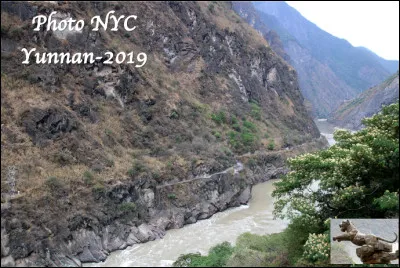 Quel est le nom de ce canyon du fleuve Yangts&eacute; au Yunnan en Chine qui forme les gorges les plus profondes et spectaculaires du monde avec des escarpements de 2 000 m&egrave;tres ?