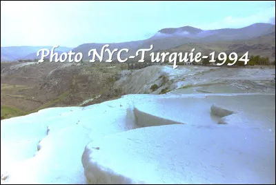 Quel est le nom de ce site naturel de Turquie aliment&eacute; par 17 sources d'eau chaude venant des entrailles de la montagne, ce qui forment une tufi&egrave;re de pierres blanches en forme de forteresse ?