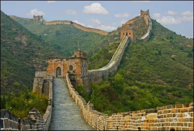 Dans quel pays trouve-t-on une muraille longue de 6700 kilom&egrave;tres ?