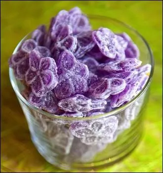 Ce bonbon en forme de violette est la spcialit de la ville de