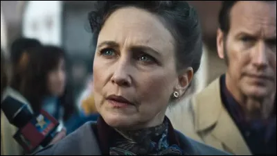 Pourquoi Lorraine Warren refuse-t-elle initialement de poursuivre certaines enqu&ecirc;tes paranormales ?