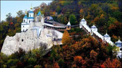 Dans "La Nonne", dans quel pays se trouve le monast&egrave;re o&ugrave; se d&eacute;roule l'histoire ?