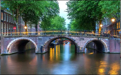 Comment appelle-t-on le c&eacute;l&egrave;bre ensemble de canaux semi-circulaires concentriques d'Amsterdam, inscrit au patrimoine mondial de l'UNESCO ?
