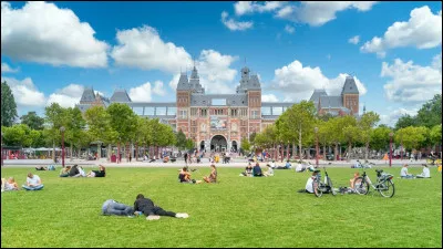 Quel surnom donne-t-on souvent &agrave; Amsterdam en raison de ses nombreux canaux ?