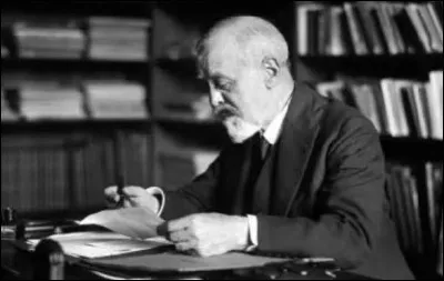 "L'Apprenti sorcier" de Paul Dukas est une &oelig;uvre musicale mise en sc&egrave;ne par Walt Disney dans le film d'animation "Fantasia".