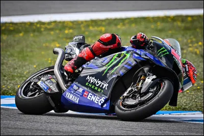En MotoGP, les pneus slicks sont obligatoirement utilis&eacute;s lorsque la piste est d&eacute;clar&eacute;e s&egrave;che.