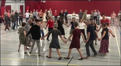 Quelle est cette danse de groupe qui remonte &agrave; la fin du Moyen &Acirc;ge ?